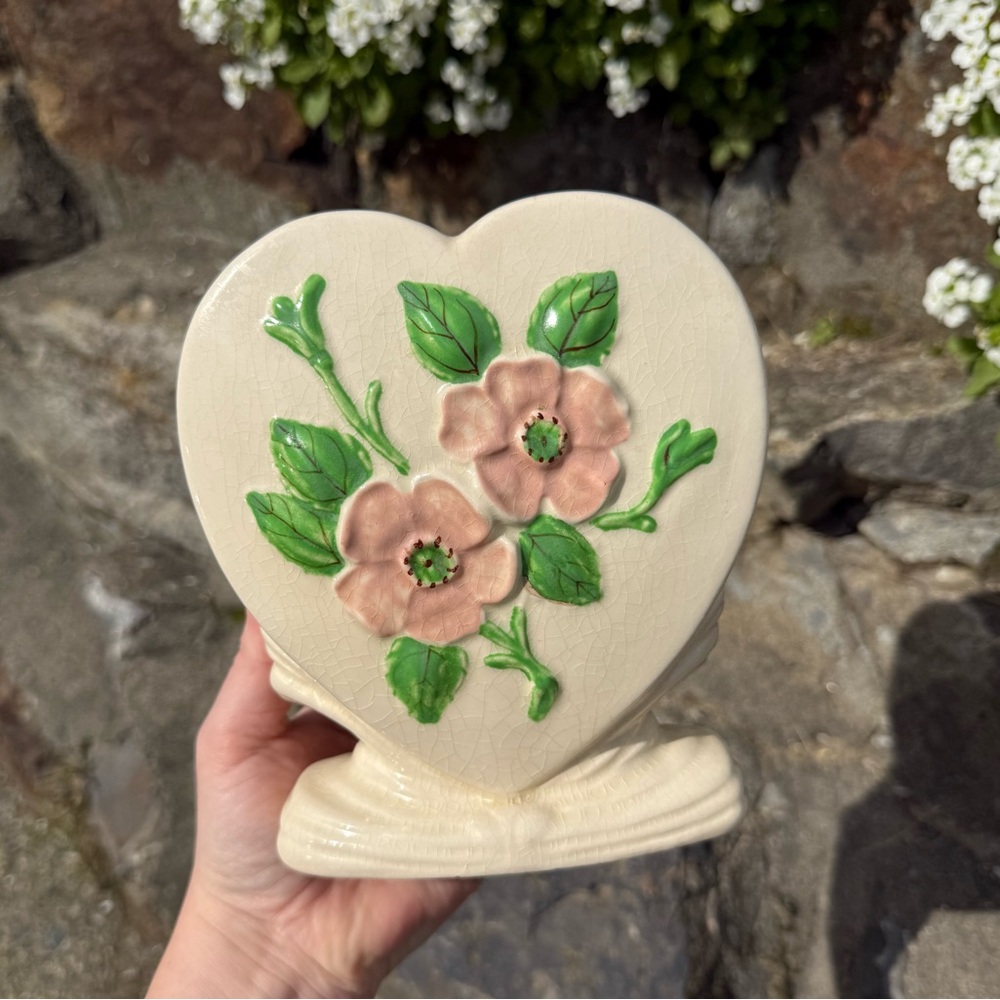 Stunning‎ 1950s Hull Pottery Heart & Rose Vase!